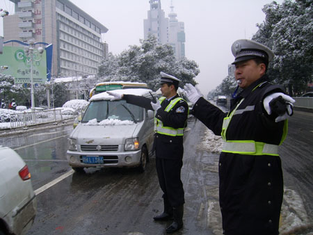 瓷都交警雪中保通顺