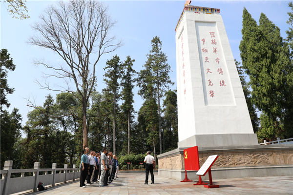 重阳忆初心 缅怀敬先烈｜景德镇市人民检察院组织退休老干部赴程家山烈士陵园开展重阳节活动