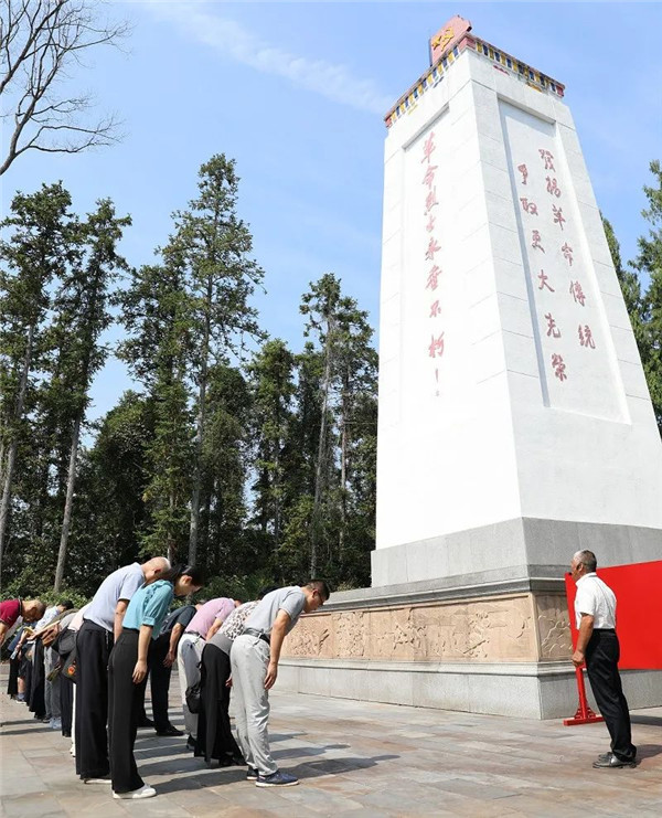 重阳忆初心 缅怀敬先烈｜景德镇市人民检察院组织退休老干部赴程家山烈士陵园开展重阳节活动