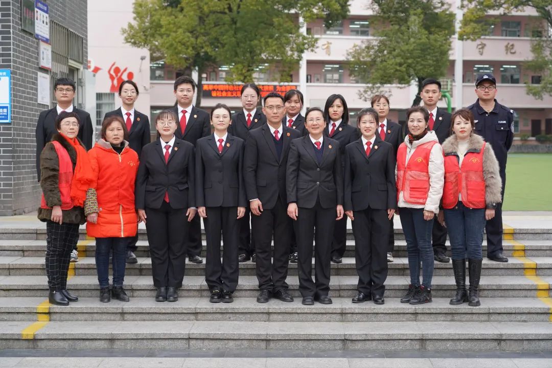 传承雷锋精神 弘扬榜样力量——珠山法院开展学雷锋主题党日活动