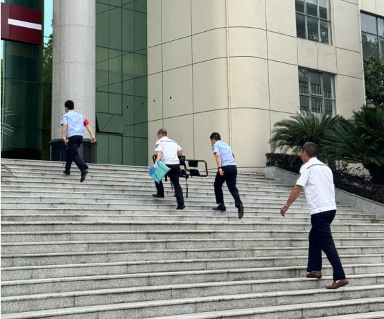 警徽下的生命时速：景德镇中院司法警察12分钟书写司法温情答卷