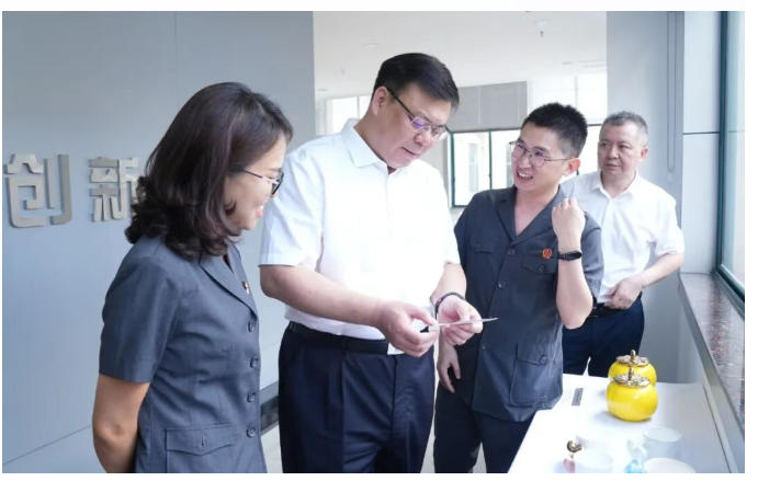 肖斐杰到市中级法院调研