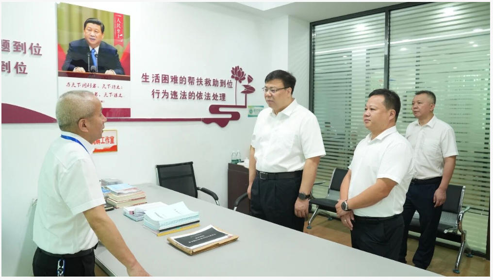 肖斐杰到市委信访局调研
