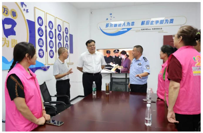 肖斐杰深入浮梁县调研