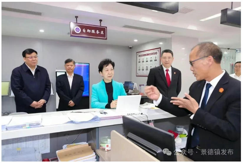 胡雪梅在乐平市综治中心调研